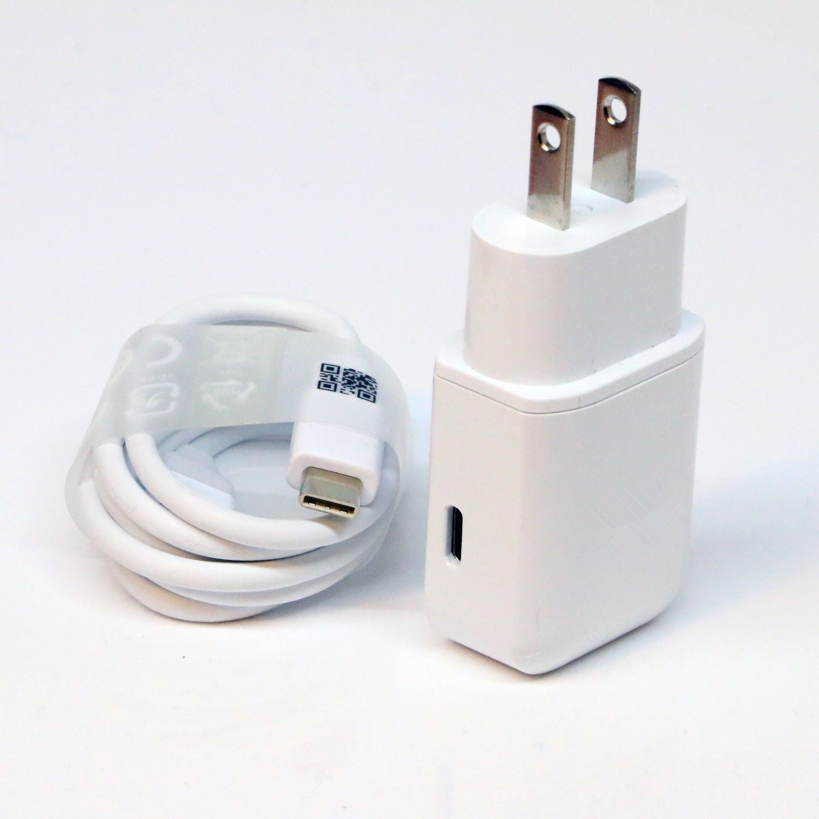 Adaptateur secteur à charge rapide USB-C, chargeur mural et câble USB-C (1 m) Adaptateur secteur à charge rapide USB-C, chargeur mural et câble USB-C (1 m)